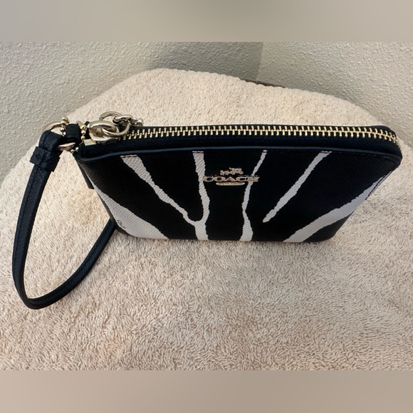Coach Zebra Black and White Crossgrain Leather Corner Zip Wristlet - Picture 2 of 10